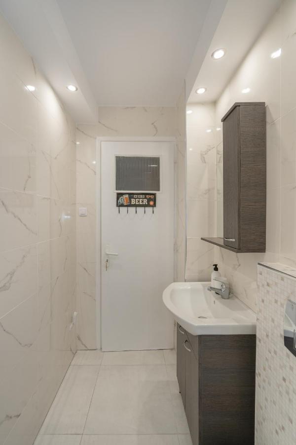 Comfy Apt Next To Metro Athen Exterior foto